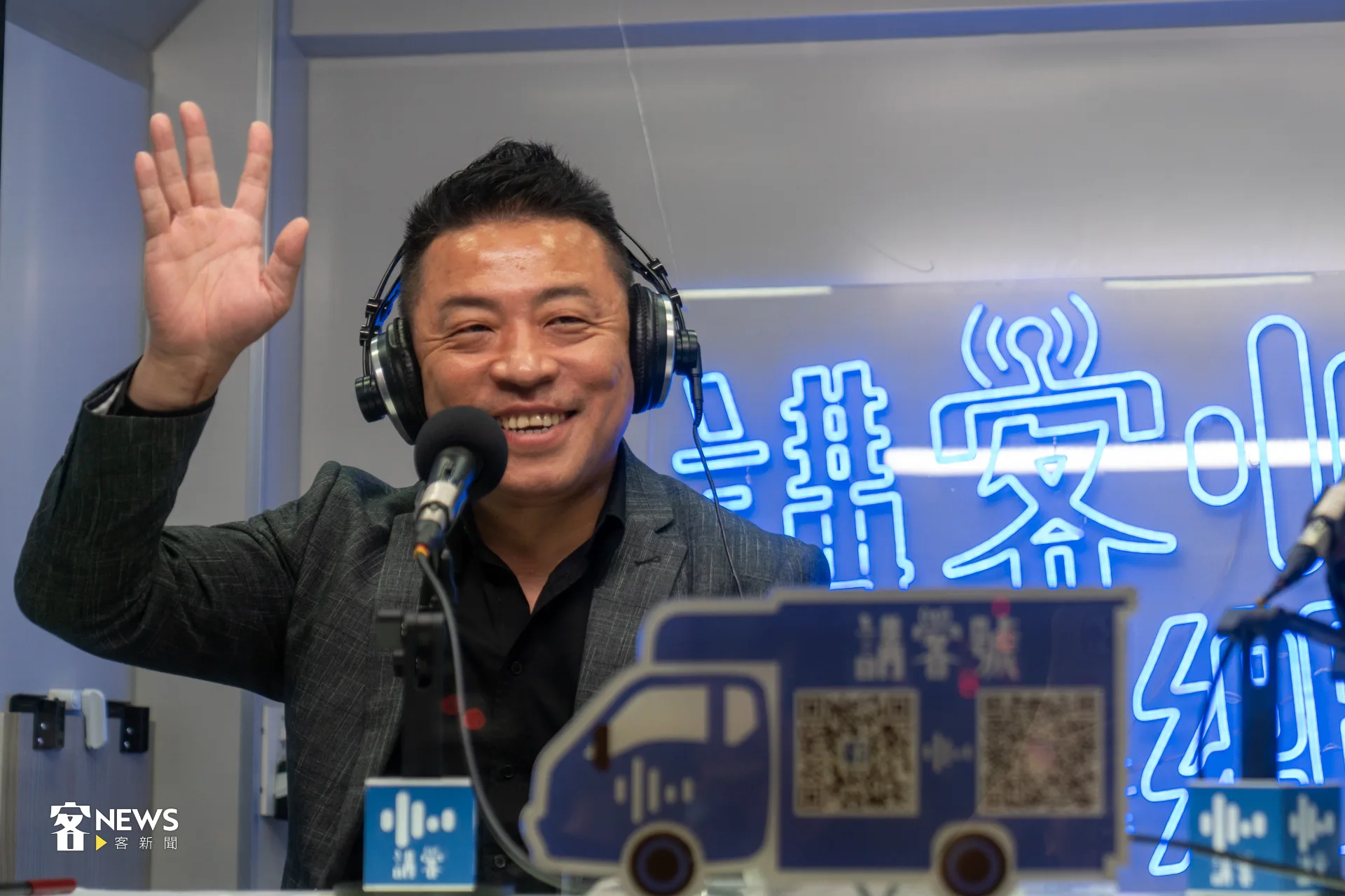 客語財金節目《理財N次方》更首度現場直播,由資深財經主播張雅芳主持,與三位金融、科技專家暢談最新投資市場動向。洪藝晅攝