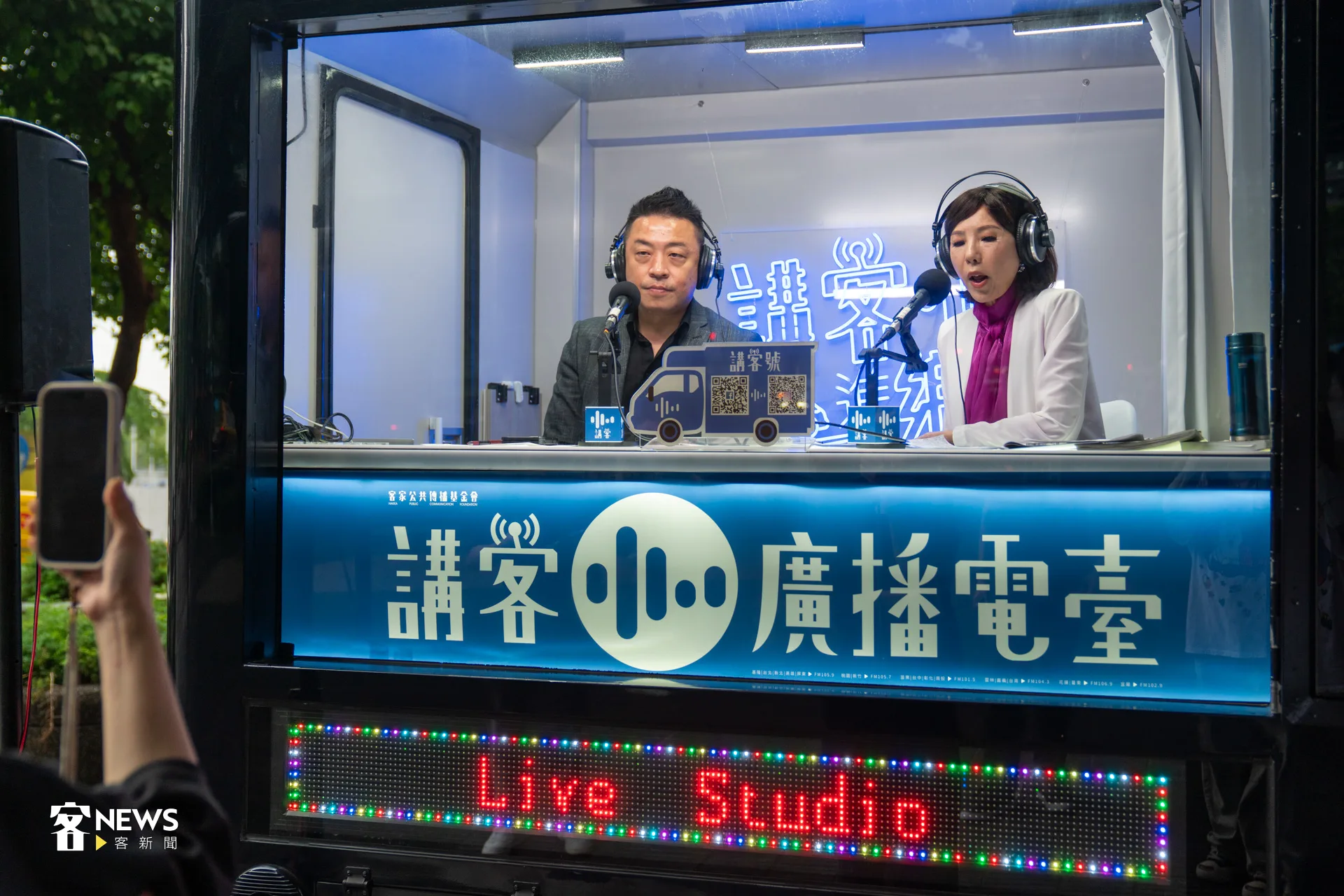 客語財金節目《理財N次方》更首度現場直播,由資深財經主播張雅芳主持,與三位金融、科技專家暢談最新投資市場動向。洪藝晅攝