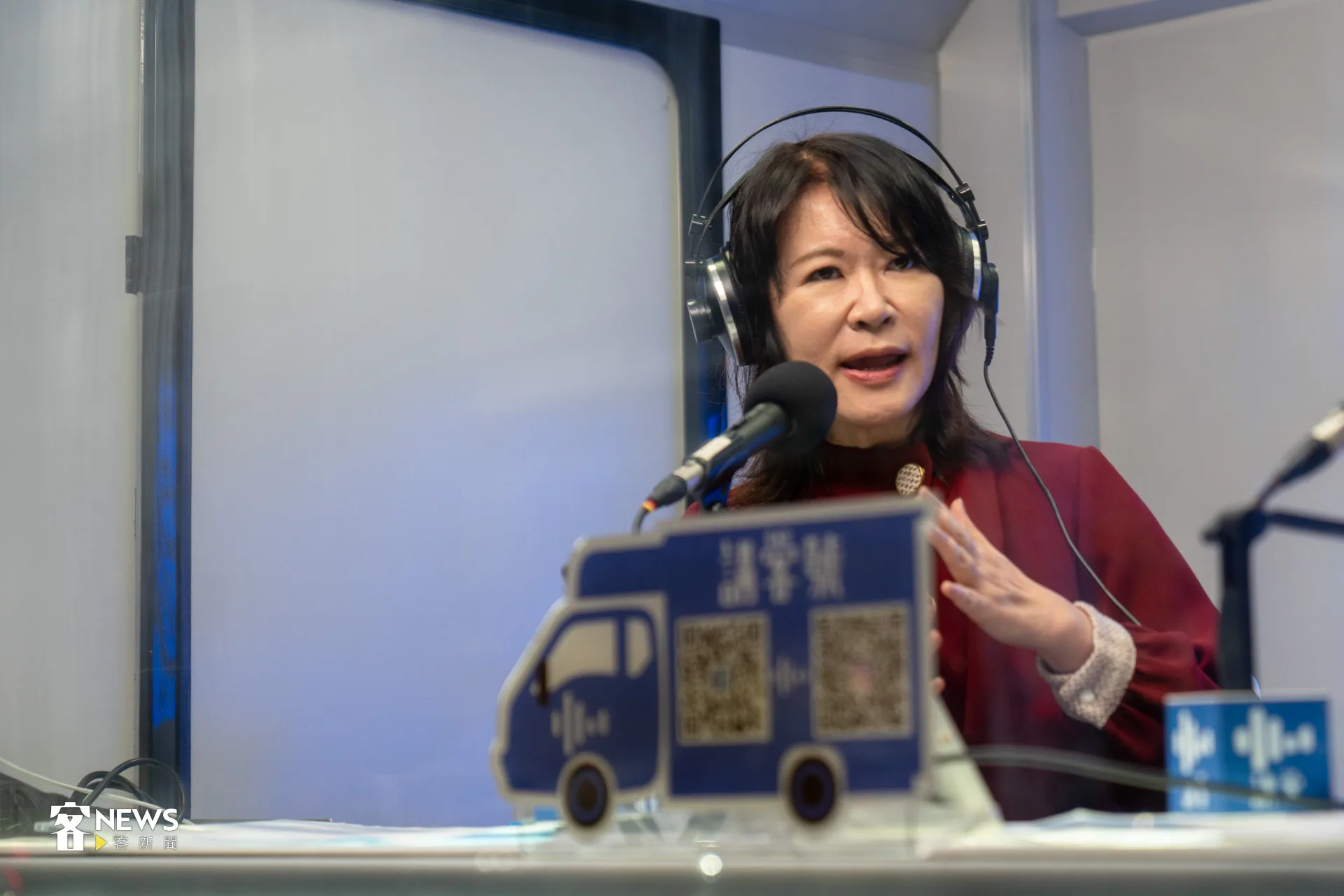 客語財金節目《理財N次方》更首度戶外現場直播,由資深財經主播張雅芳主持,與三位金融、科技專家暢談最新投資市場動向。洪藝晅攝