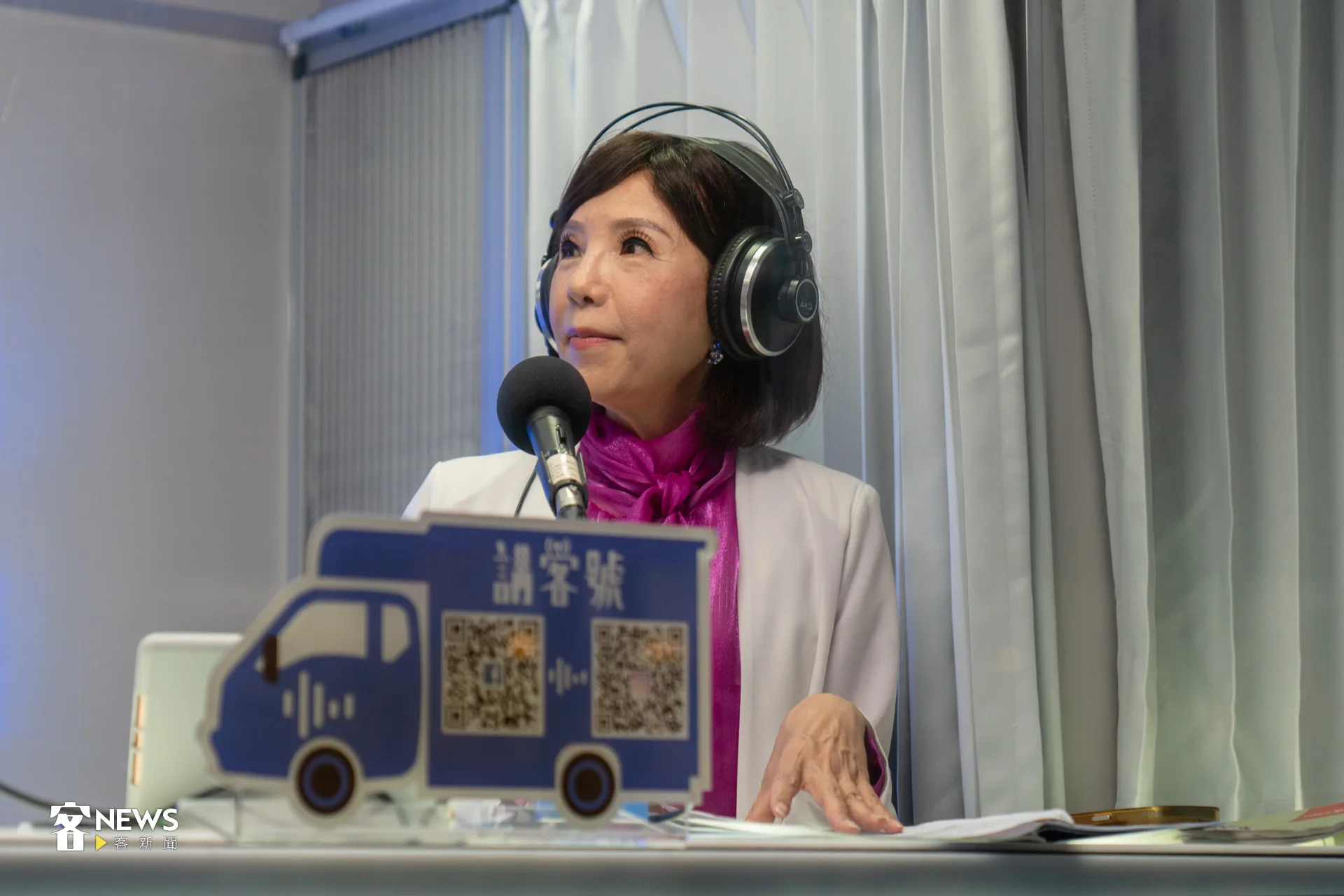 客語財金節目《理財N次方》更首度戶外現場直播,由資深財經主播張雅芳主持,與三位金融、科技專家暢談最新投資市場動向。洪藝晅攝