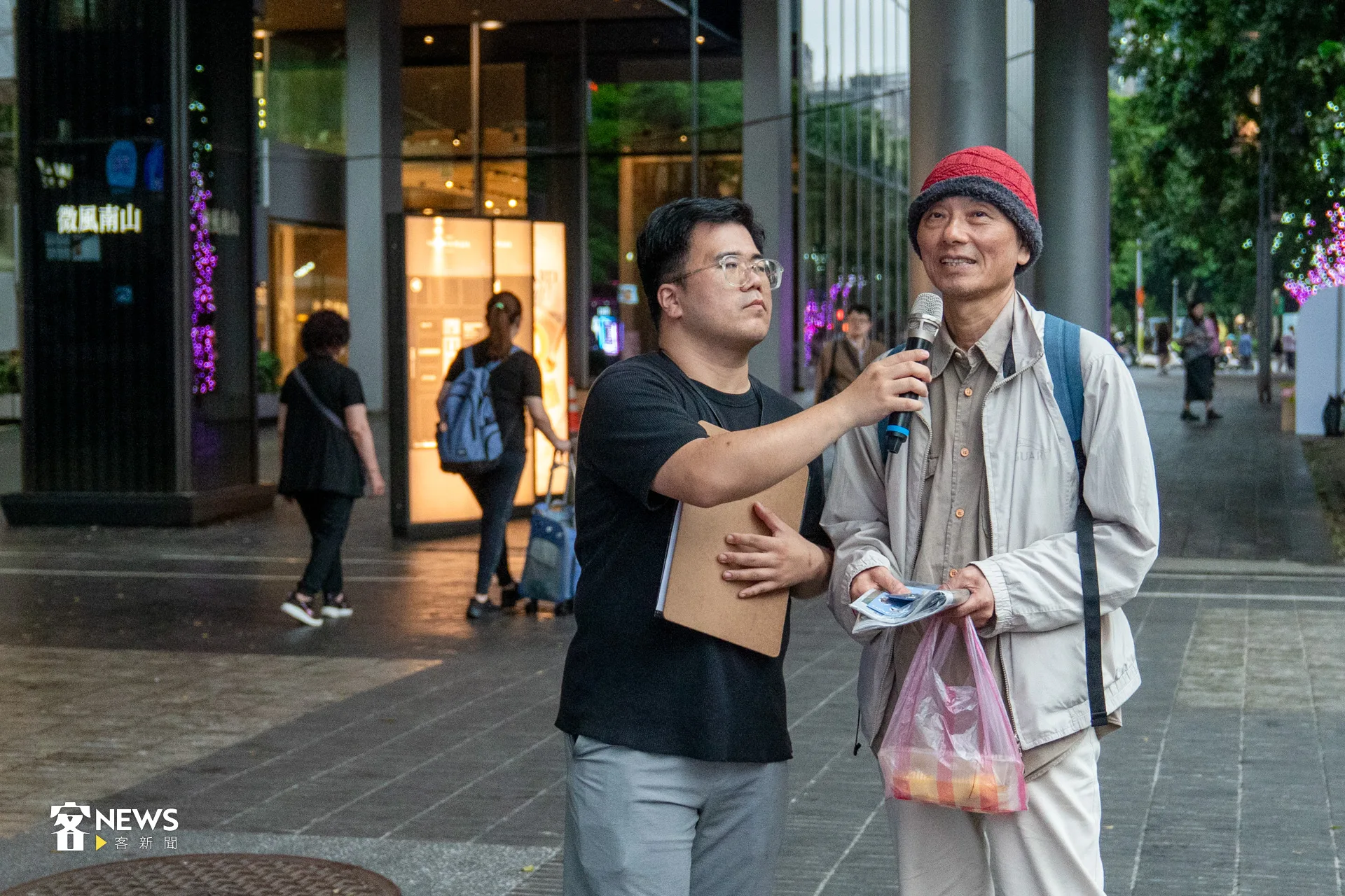 民眾直接現場詢問財經問題,主持人與嘉賓靈活接招。洪藝晅攝