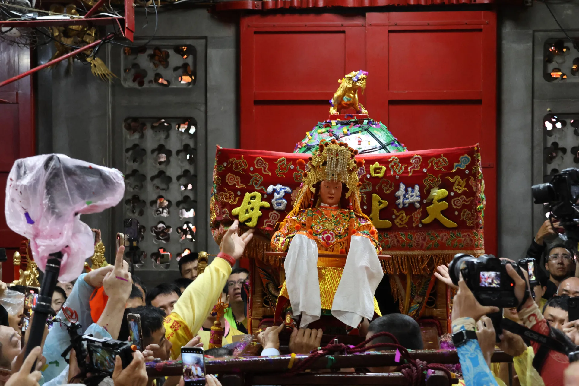 白沙屯媽祖11日下午3點45分回拱天宮安座。苗縣府提供