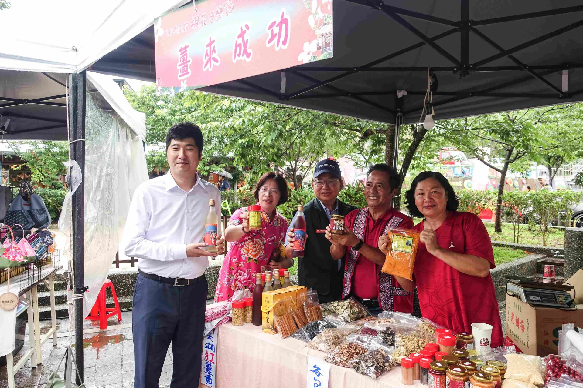 邱星威巡攤市集。