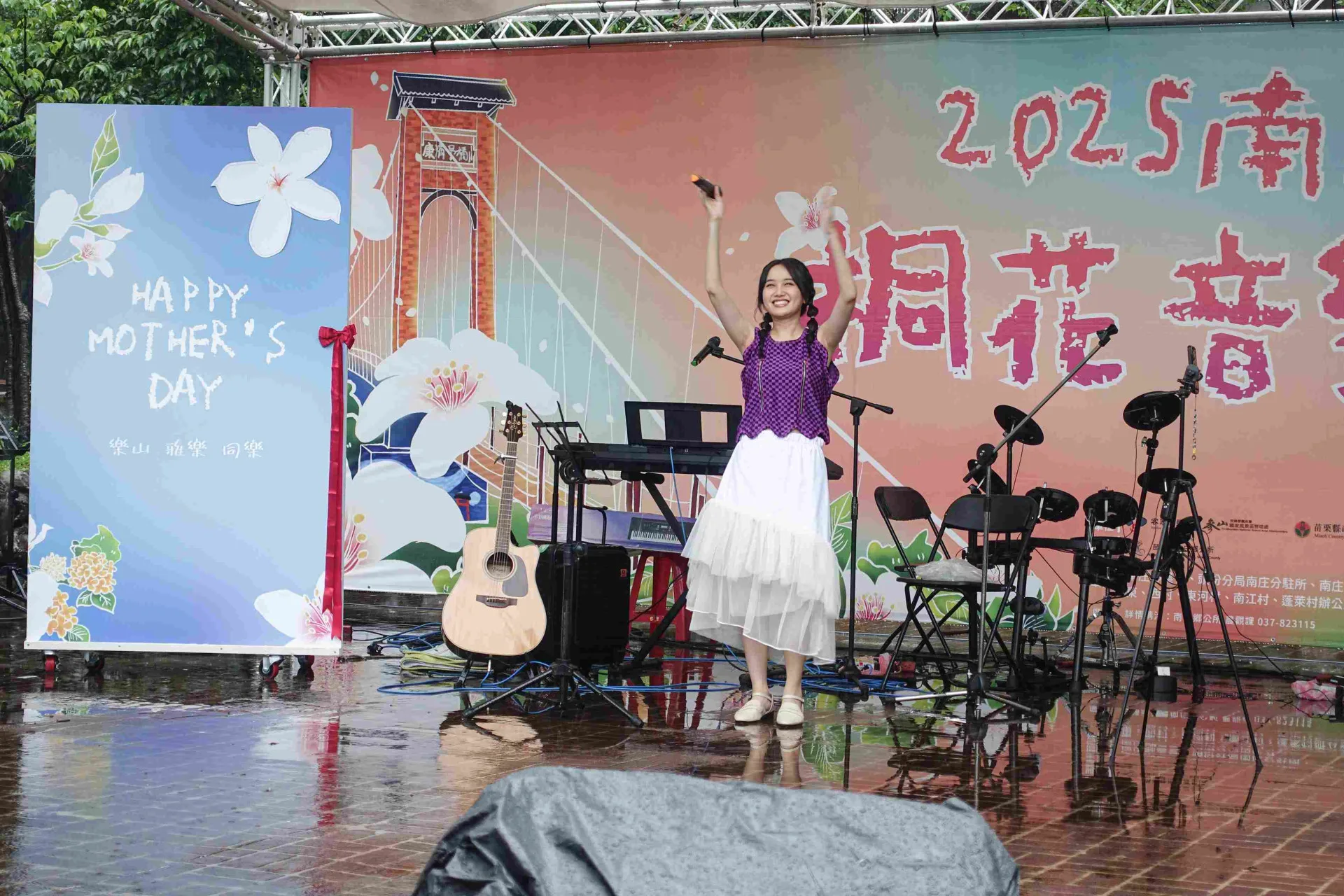 新生代創作歌手王喬尹不畏風雨登台熱情獻唱。