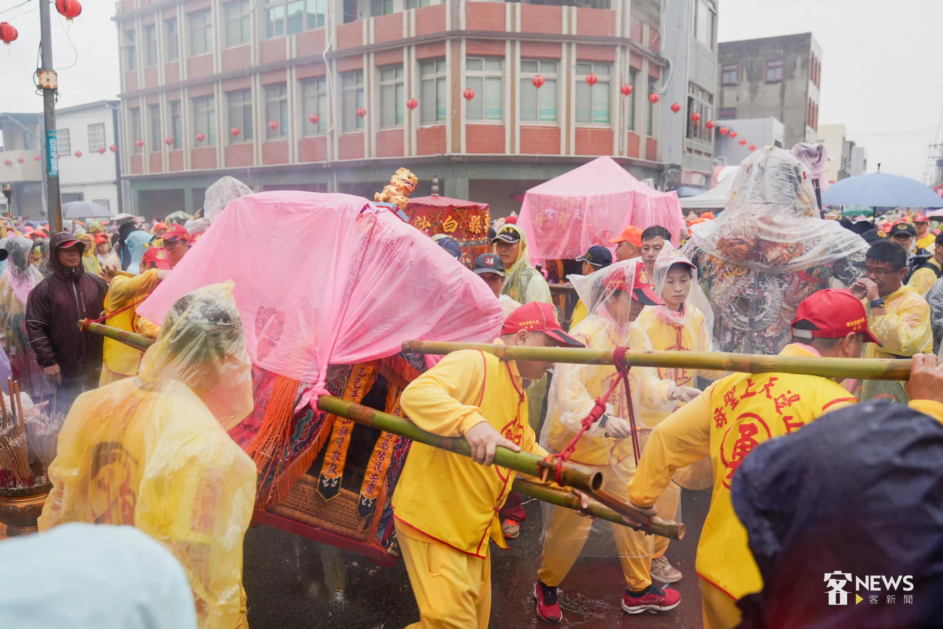 山邊媽要先離開回鑾,與白沙屯媽祖在街頭道別。李台源攝