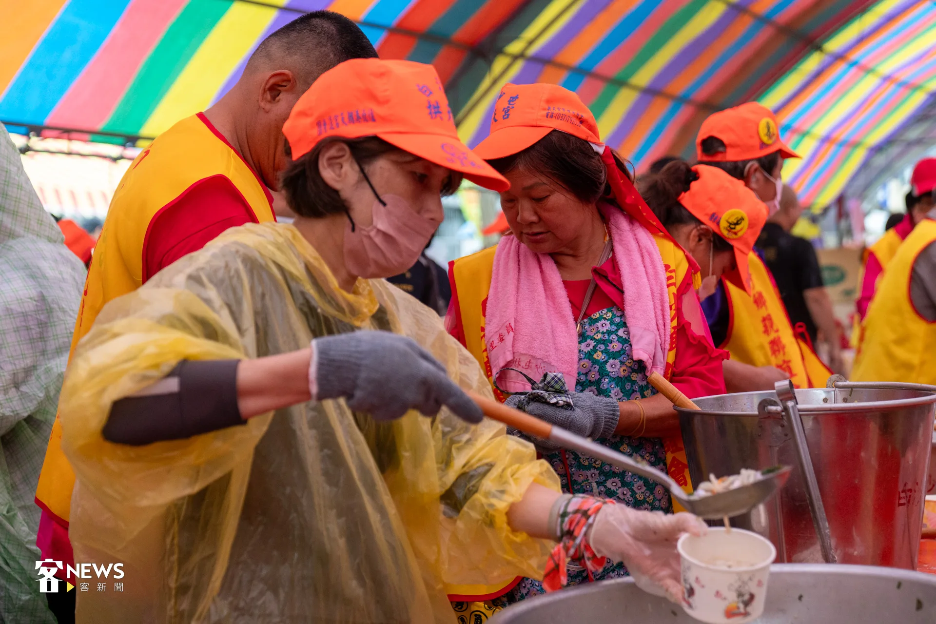 在白沙屯火車站附近,還有一處大型的白沙屯飯擔美食品嚐活動。洪藝晅攝