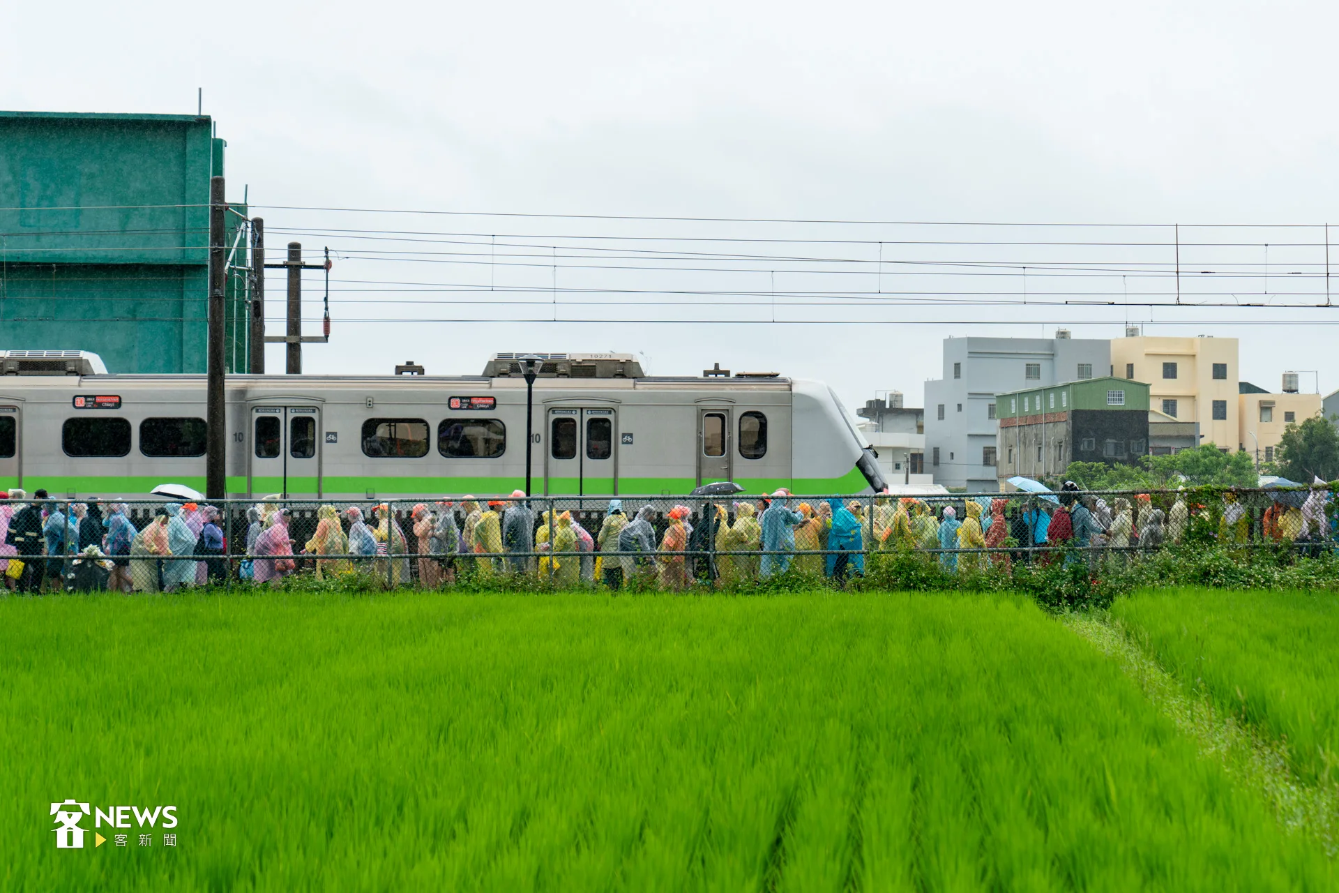 白沙屯車站一早就擠滿準備返程的信徒,大家排隊等車。洪藝晅攝