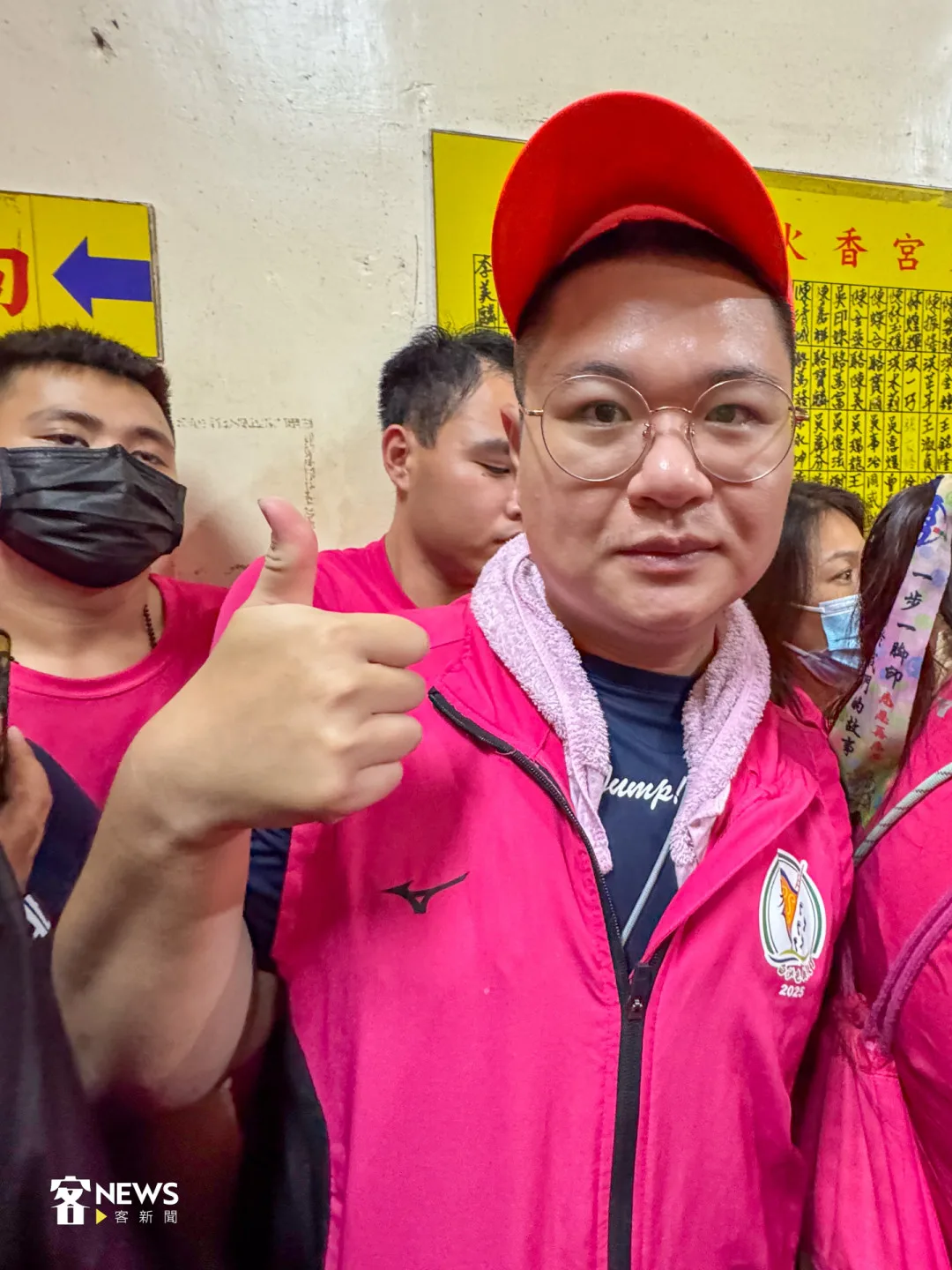 香燈腳洪先生,他說今年是他第六年參與白沙屯媽祖進香。洪藝晅攝
