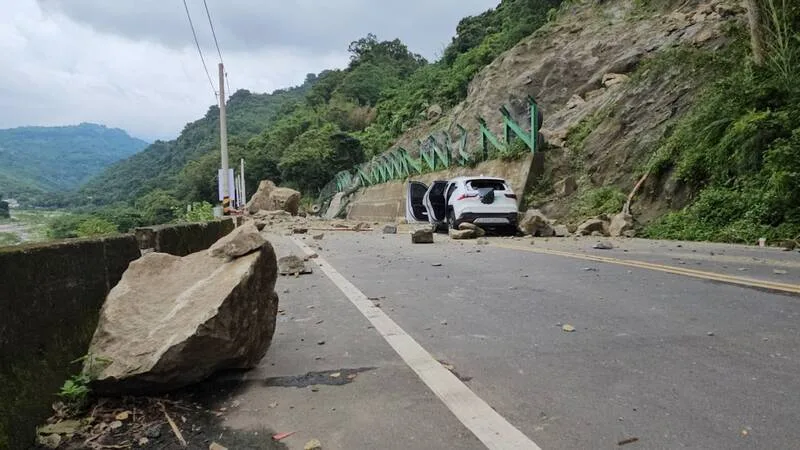 苗62線12日發生落石坍方,砸中車輛。民眾提供