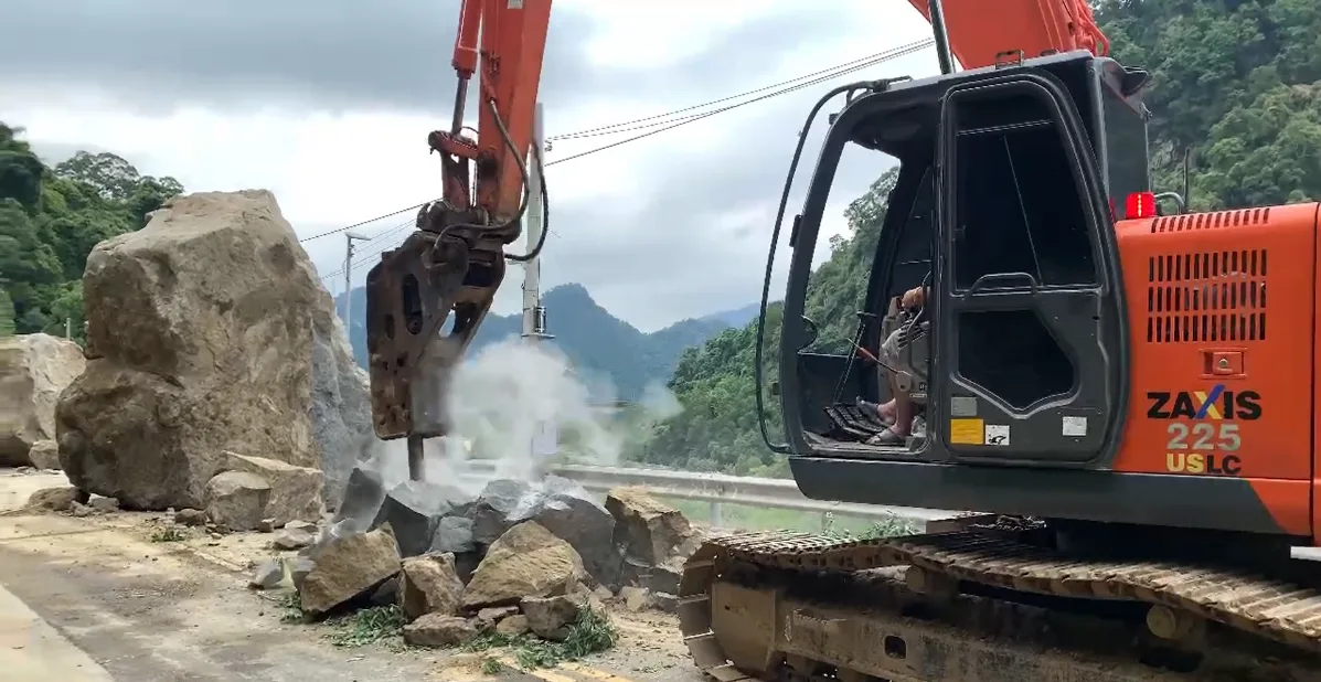 苗縣府5月12日調派機具,先行處理路上大型落石塊。苗縣府提供