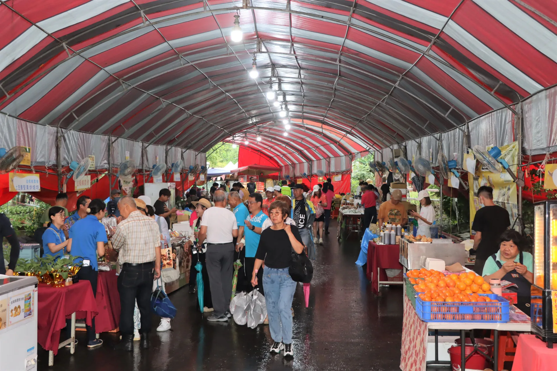 許多民眾到農特產品攤位採購。