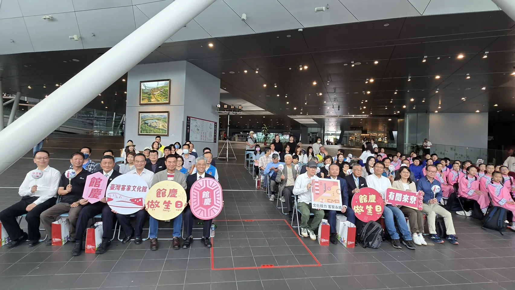 臺灣客家文化館館慶做生日,各界獻上祝福大合影。