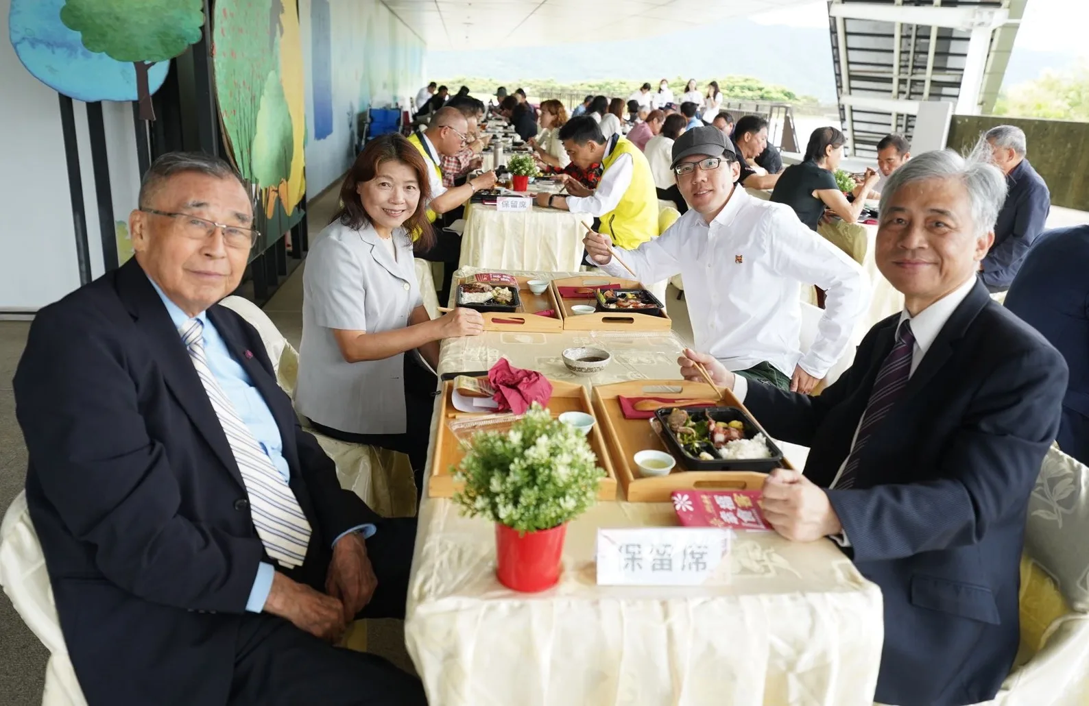 客發中心與臺鐵公司的首次異業合作,共同推出限量聯名「幸福食客便當」。