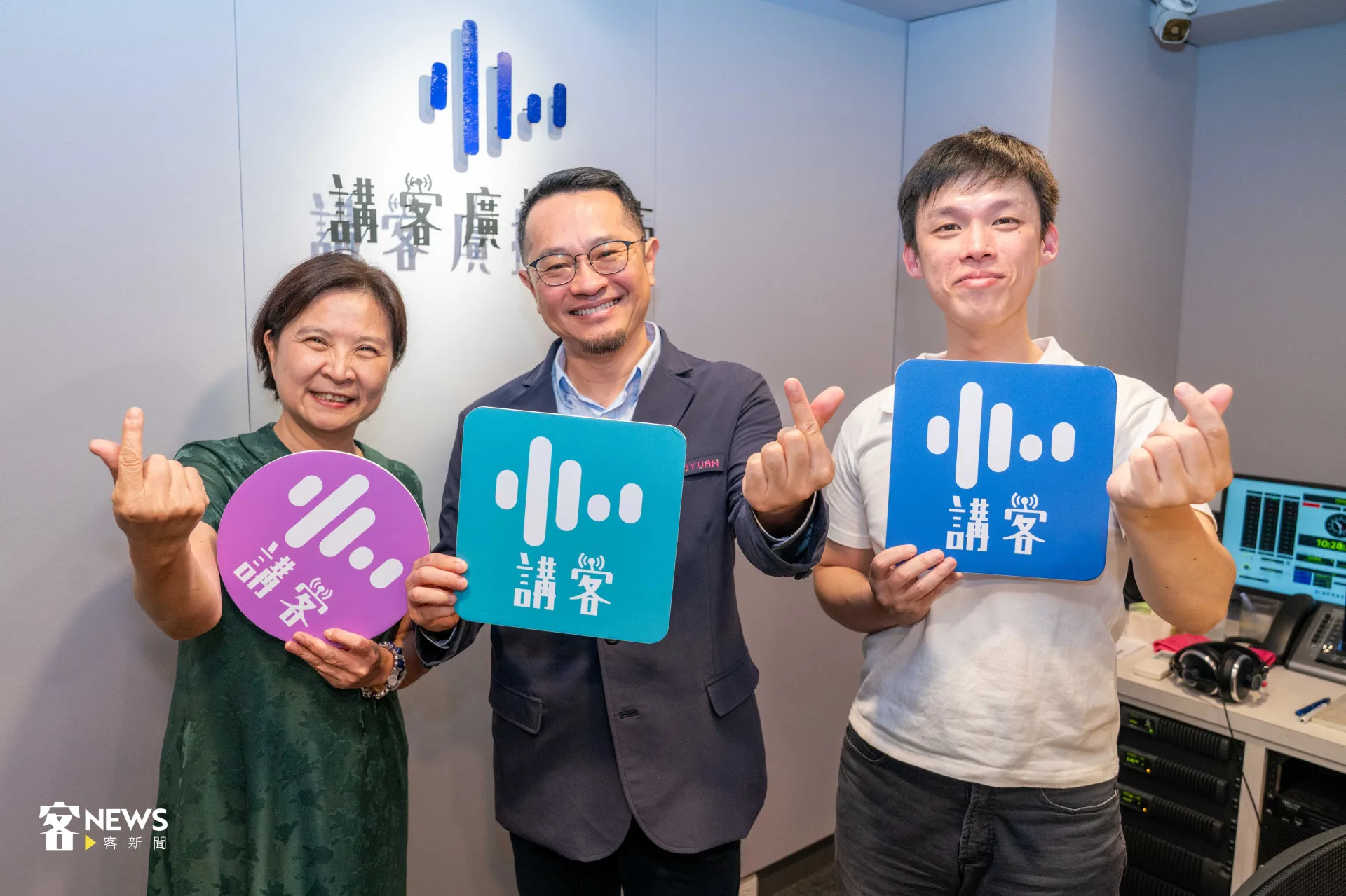 主持人張美鳳(左1)、張世暘(右1)開心地與桃園市客家局長范姜泰基合影。宋佩遙攝