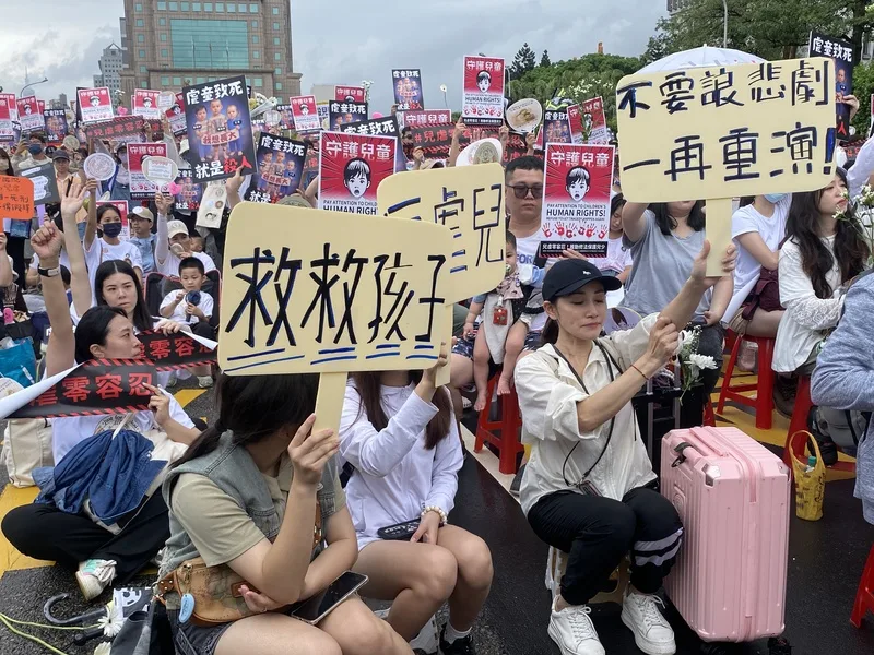 公民自發串聯組成「剴剴網路媽媽群」，10日下午在凱達格蘭大道舉辦「終結兒虐．陪你長大」護兒集會，主辦單位估有上萬名民眾到場響應。中央社
