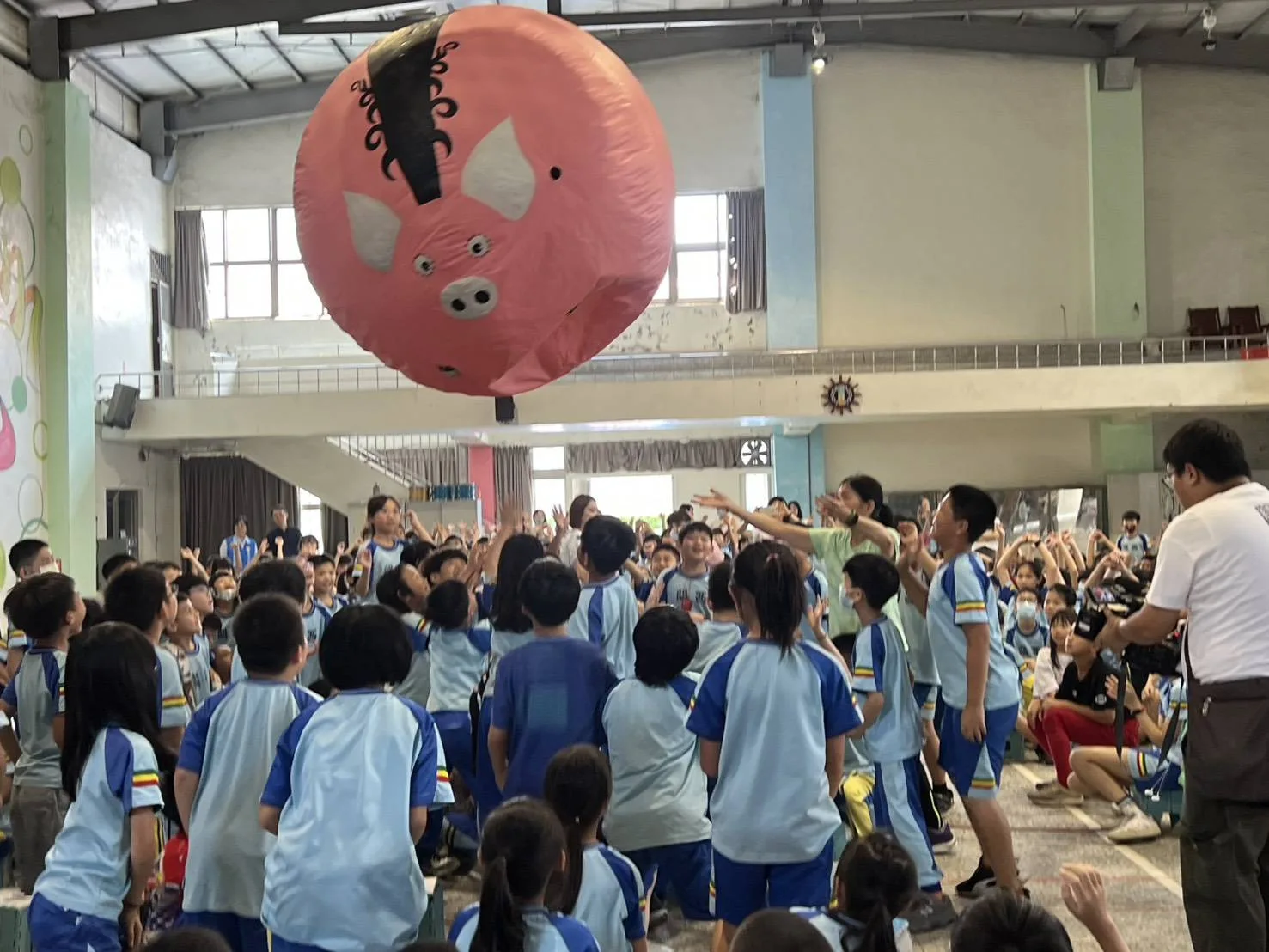 「打幫你樂團」以五感體驗設計「義民爺爺帶𠊎轉屋下」劇碼進入校園巡迴推廣,結合義民故事、原創歌謠、搭配投影動畫,傳達義民信仰。