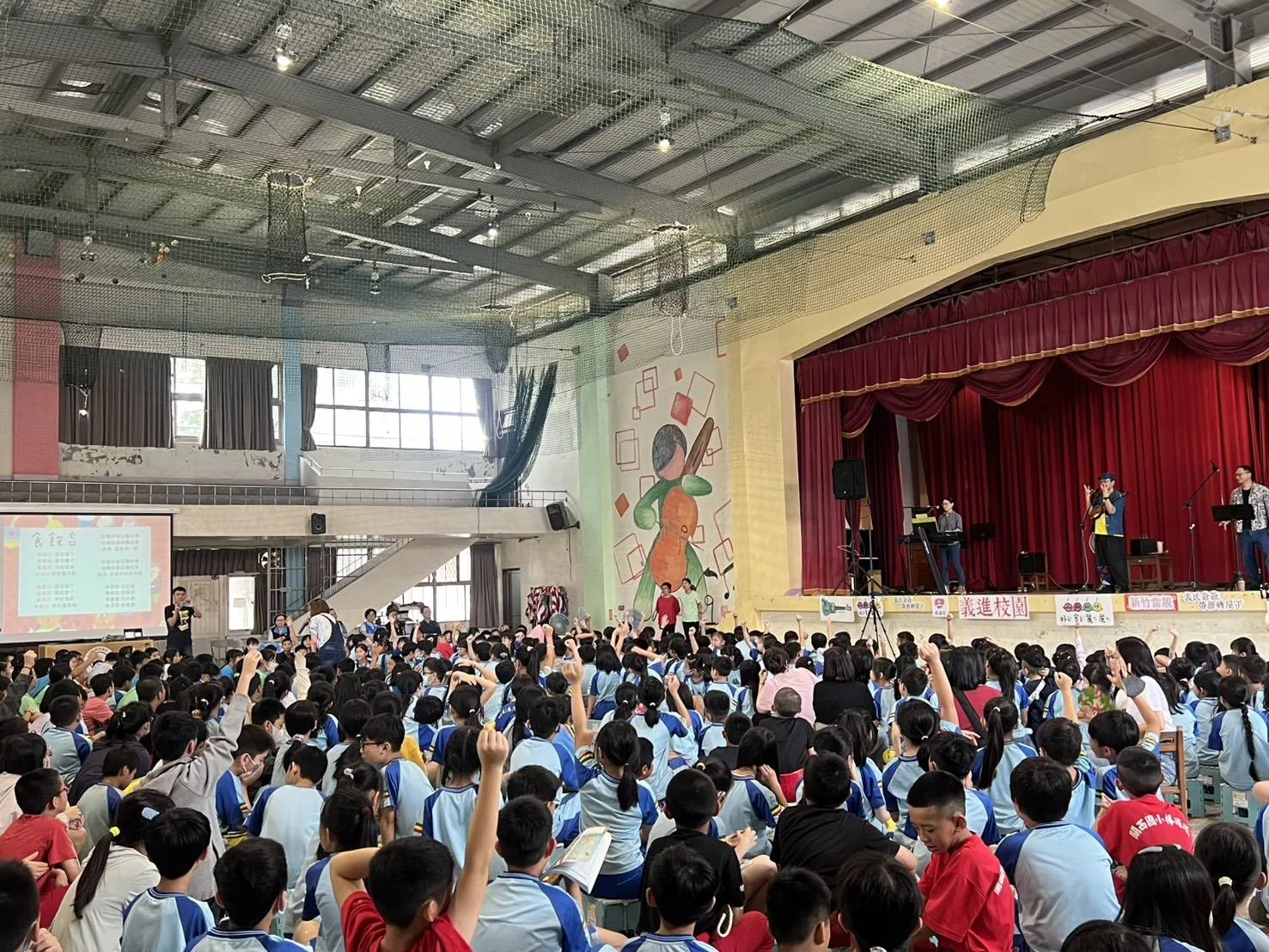 「打幫你樂團」以五感體驗設計「義民爺爺帶𠊎轉屋下」劇碼進入校園巡迴推廣,結合義民故事、原創歌謠、搭配投影動畫,傳達義民信仰。