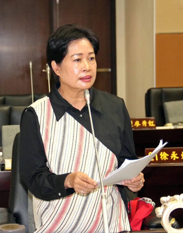 國民黨籍苗栗縣議員劉美蘭(圖)擔任2屆泰安鄉長期間,涉嫌與丈夫、時任鄉公所陳姓秘書收取工程回扣1100餘萬元,苗栗地檢署13日偵結起訴,請法院從重量刑、褫奪公權。中央社
