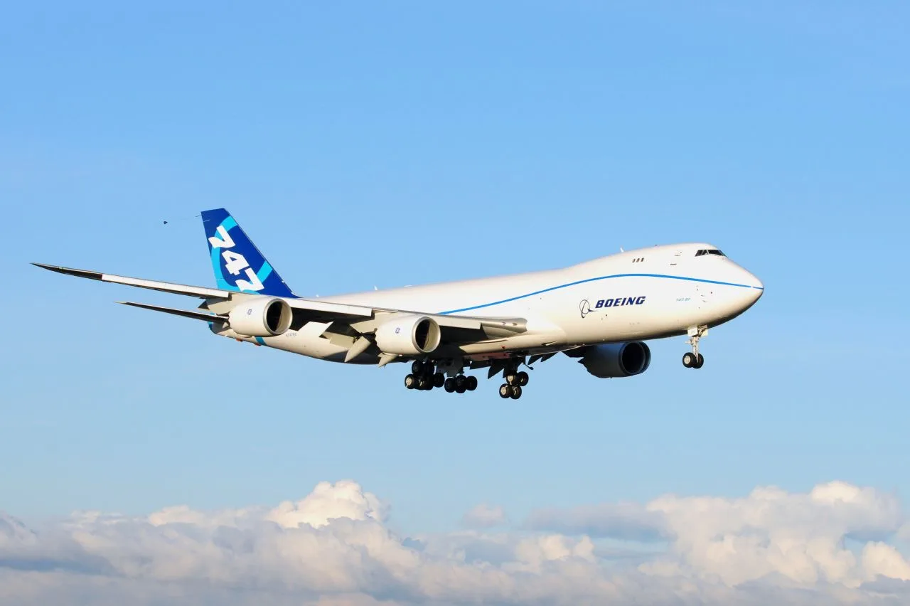 由 moonm - Boeing 747-8 N747EX First Flight 2-8-2010Uploaded by Altair78, CC BY-SA 2.0, https://commons.wikimedia.org/w/index.php?curid=9456557