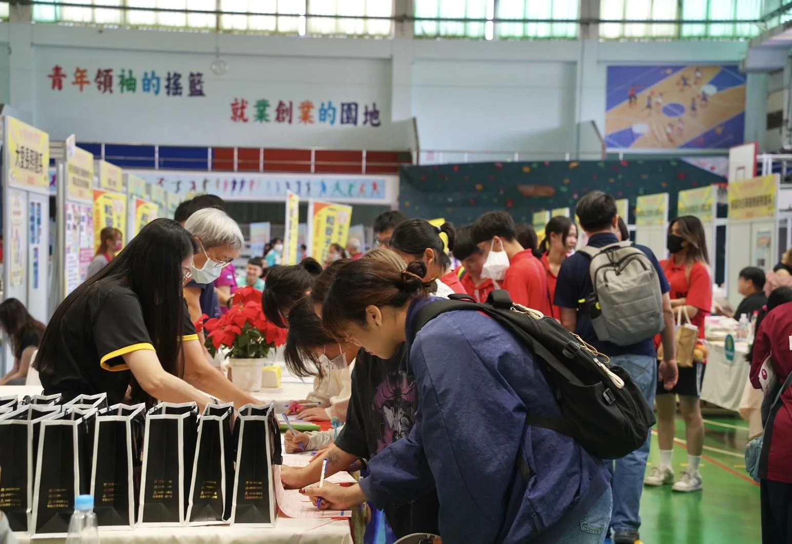 2025屏東長照徵才博覽會,50家在地機構聯合徵才。屏縣府提供