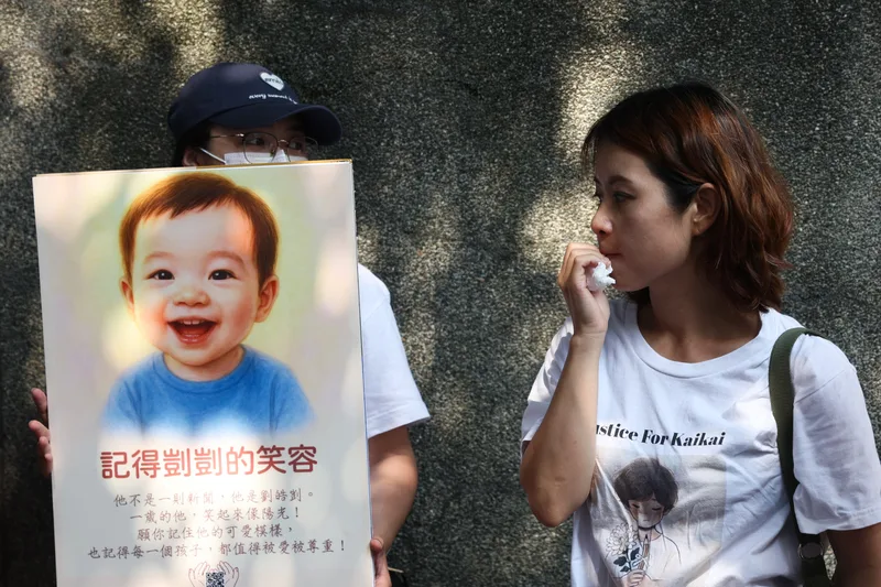 「剴剴」遭凌虐致死,台北地院國民法官法庭13日判處劉彩萱無期徒刑、劉若琳18年徒刑。民眾聽判後,在場外激動落淚。中央社