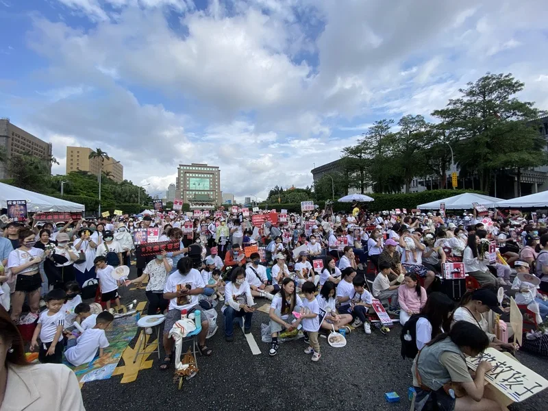 公民自發串聯組成「剴剴網路媽媽群」,10日下午在凱達格蘭大道舉辦「終結兒虐.陪你長大」護兒集會,主辦單位估有上萬名民眾到場響應。中央社