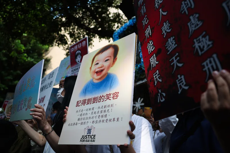 台北地院國民法官法庭13日判處劉彩萱無期徒刑、劉若琳18年徒刑,圖為場外民眾高舉聲援男童看板。中央社