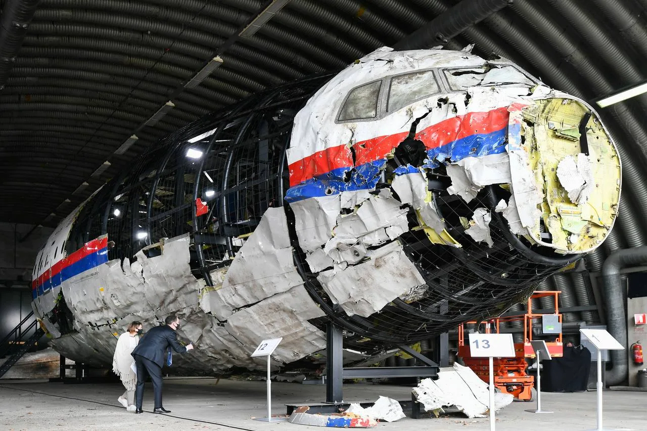 馬來西亞航空MH17航班2014年遭俄軍擊落墜機。圖為在荷蘭重新搭建起來的馬航MH17部分飛機殘骸。翻攝自X@NAFOvoyager