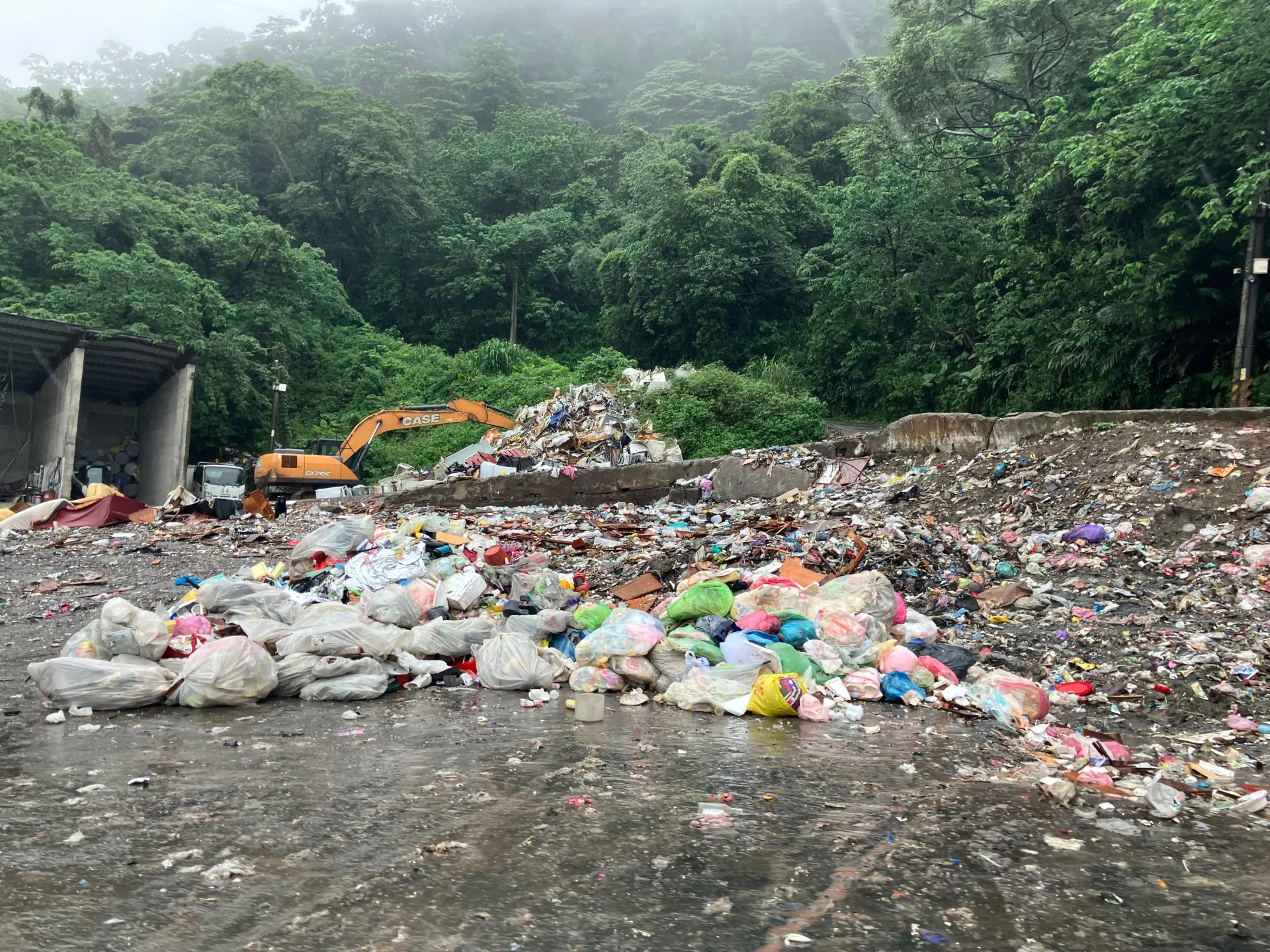 竹東鎮衛生掩埋場堆積大量裸露垃圾,該地區為水質保護區,引發環境汙染疑慮。