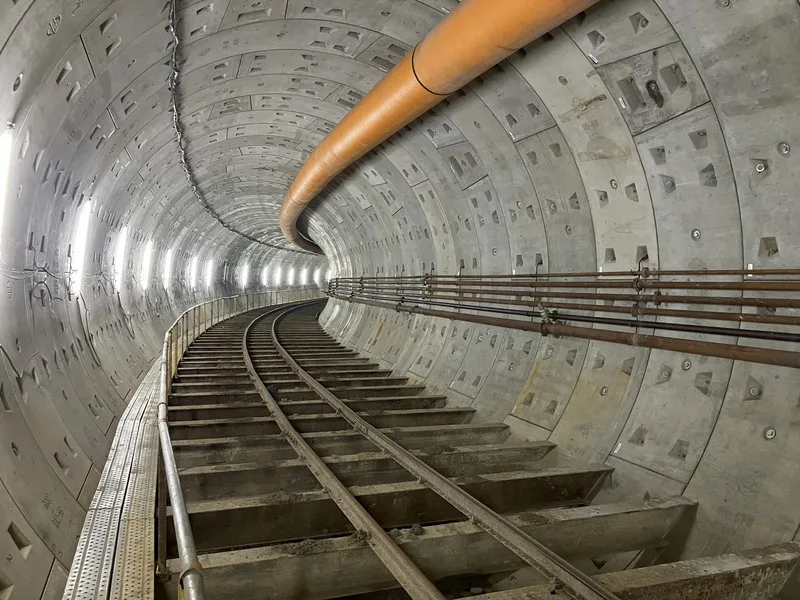 桃園捷運綠線位於八德區的G03巧克力站至新闢道路南出土段下行線潛盾隧道,已於12日完成貫通,較預期時間提前7個月。桃園捷運工程局提供