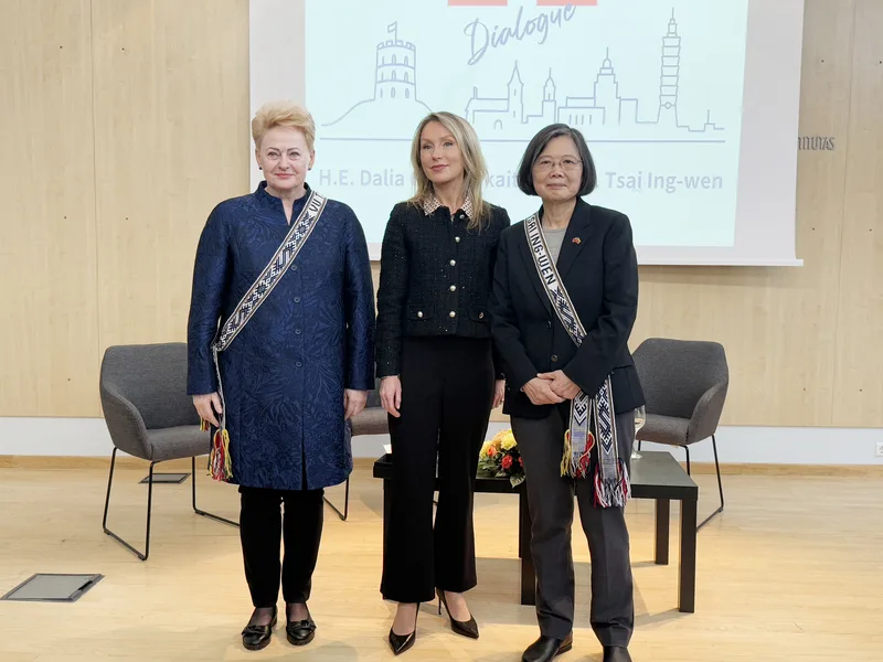 前總統蔡英文(右)12日於立陶宛維爾紐斯大學發表公開演說,演講後維爾紐斯大學致贈立陶宛傳統服裝裝飾,並與前立陶宛總統格里包斯凱特(左)合影留念。中央社