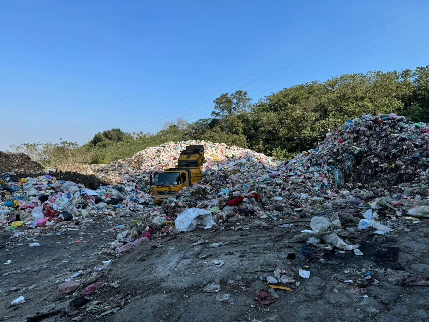 竹東鎮衛生掩埋場堆積大量裸露垃圾,該地區為水質保護區,引發環境汙染疑慮。