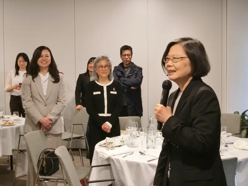 蔡英文14日與旅居丹麥的台灣僑民餐敘，期許台灣人讓世界看見台灣。中央社