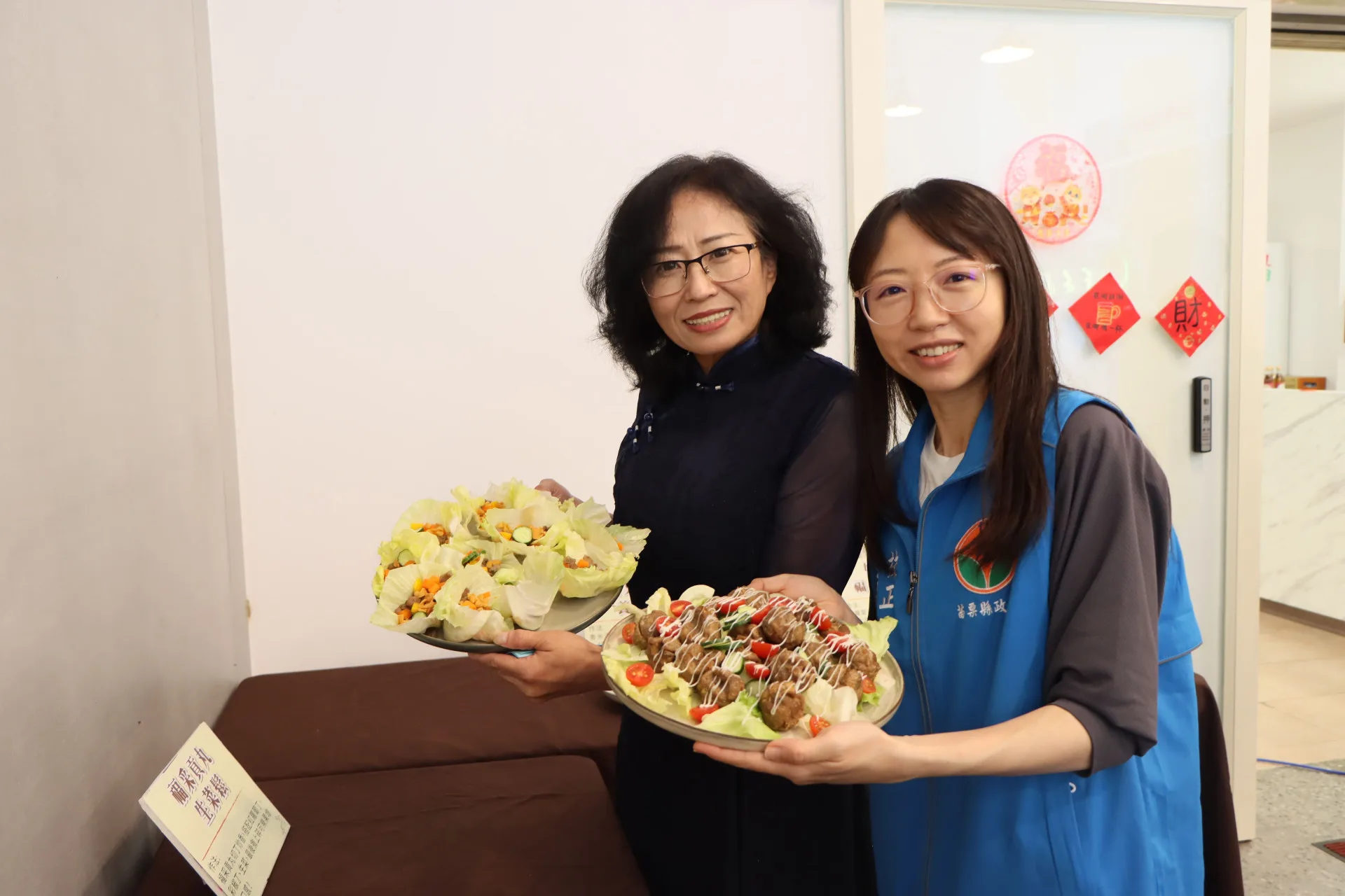 公館鄉農會將福菜與新鮮豬肉結合,推出創新美食「福采貢丸」。