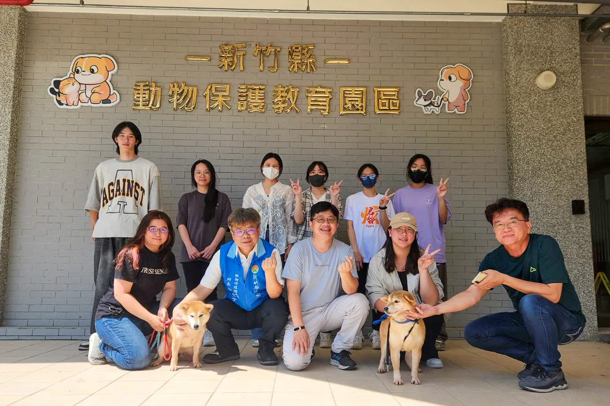 元培科技大學寵物保健系的教師與學生主動協助,為柴犬提供專業美容服務。新竹縣政府提供