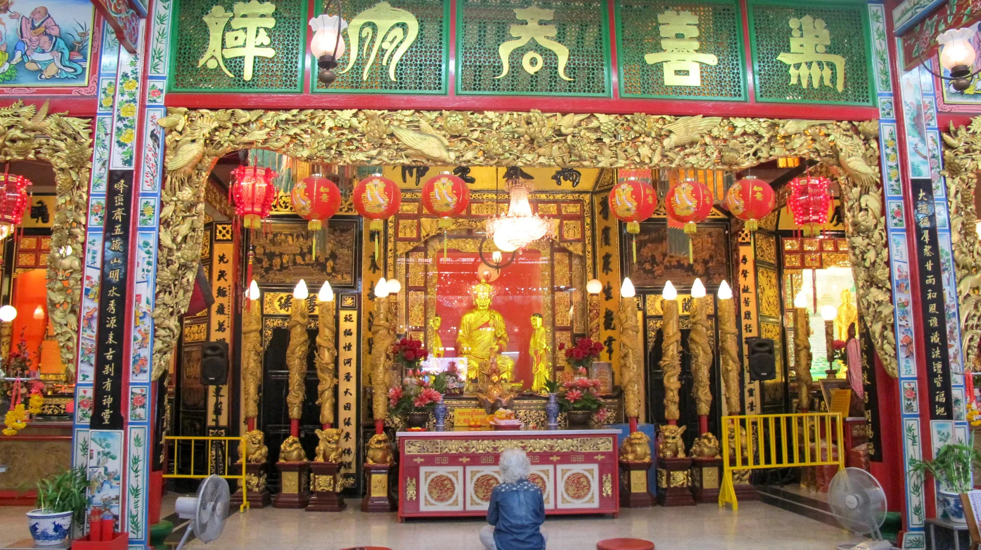 大峰祖師是曼谷華人主要信仰中心,早期主要功德是幫陳屍街頭的羅漢腳收屍埋葬,現祂的附隨組織華僑報德善堂,已發展成為泰國最大的民間慈善團體。何來美攝