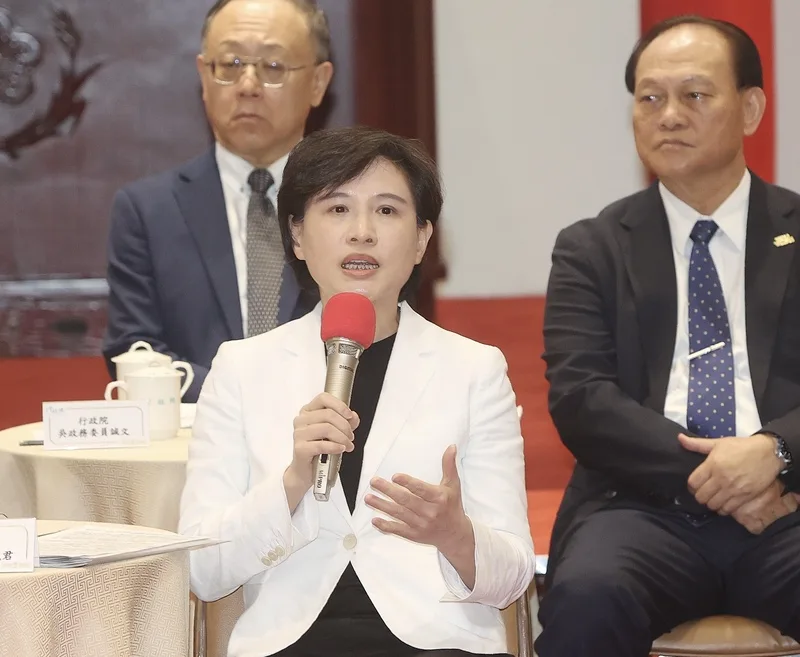 負責對美經貿談判的行政院副院長鄭麗君(前)說,和美方兩次關稅談判結果溝通良好。中央社