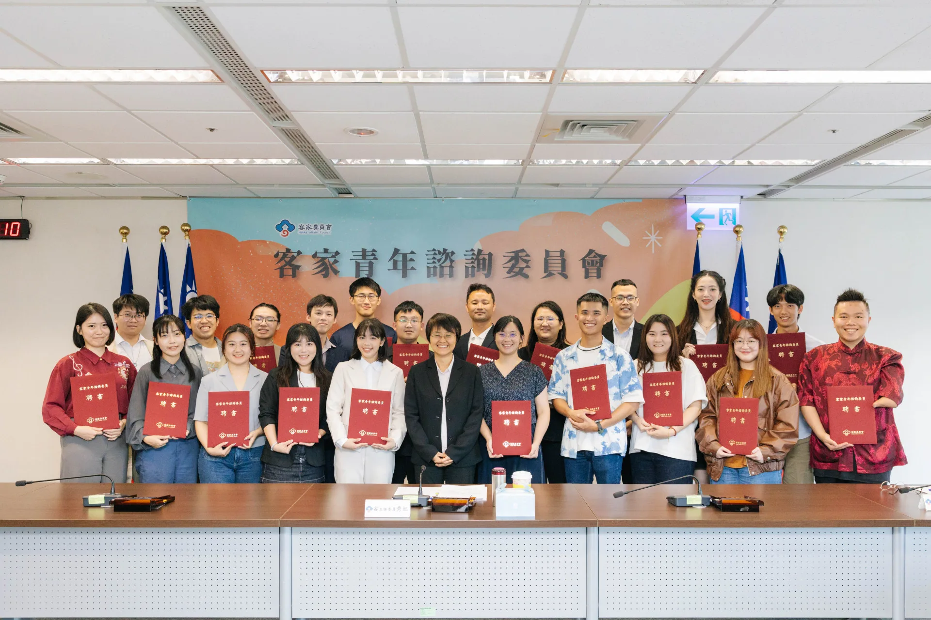 客委會古秀妃主委頒發聘書給出席的客青會委員。