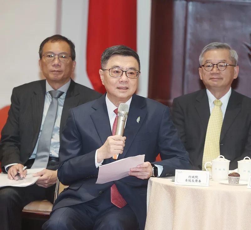 行政院長卓榮泰(中)內閣就職將滿週年,他說一直秉持「哪裡有困難,就到哪裡去;哪裡有問題,就去解決」,用此信念走過365天。中央社
