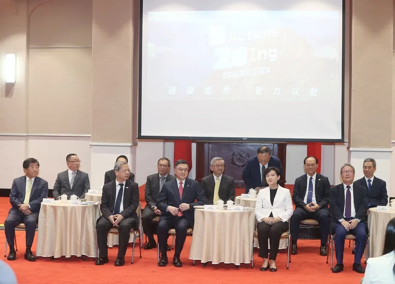 行政院長卓榮泰(前左3)內閣就職將滿週年,16日率副院長鄭麗君(前右2)、祕書長龔明鑫(前左2)及團隊在政院和媒體茶敘,報告施政成果。中央社
