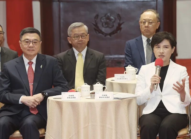行政院長卓榮泰16日率內閣團隊和媒體茶敘。中央社