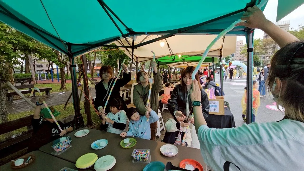 藝起玩美術「萌趣扭扭棒」。