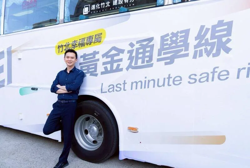 新竹縣竹北市公所19日起,從新竹高鐵站、家樂福行駛免費接駁車,周間上午6時45分發車;返程下午5時15分在竹中發車。竹北市公所提供