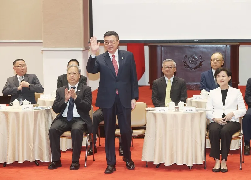 行政院長卓榮泰(立者)內閣就職將滿週年,16日和媒體茶敘,報告施政成果。前右為行政院副院長鄭麗君。中央社