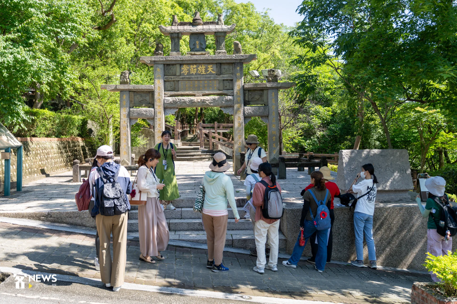 曾皖甄說,賴氏節孝坊原本位於市場口,都市計畫後遷於此處。宋佩遙攝