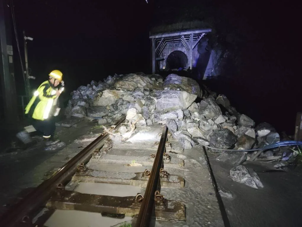 台鐵和仁到崇德間,昨天傍晚因大雷雨爆發坍方落石、土石泥流,交通中斷。翻攝畫面