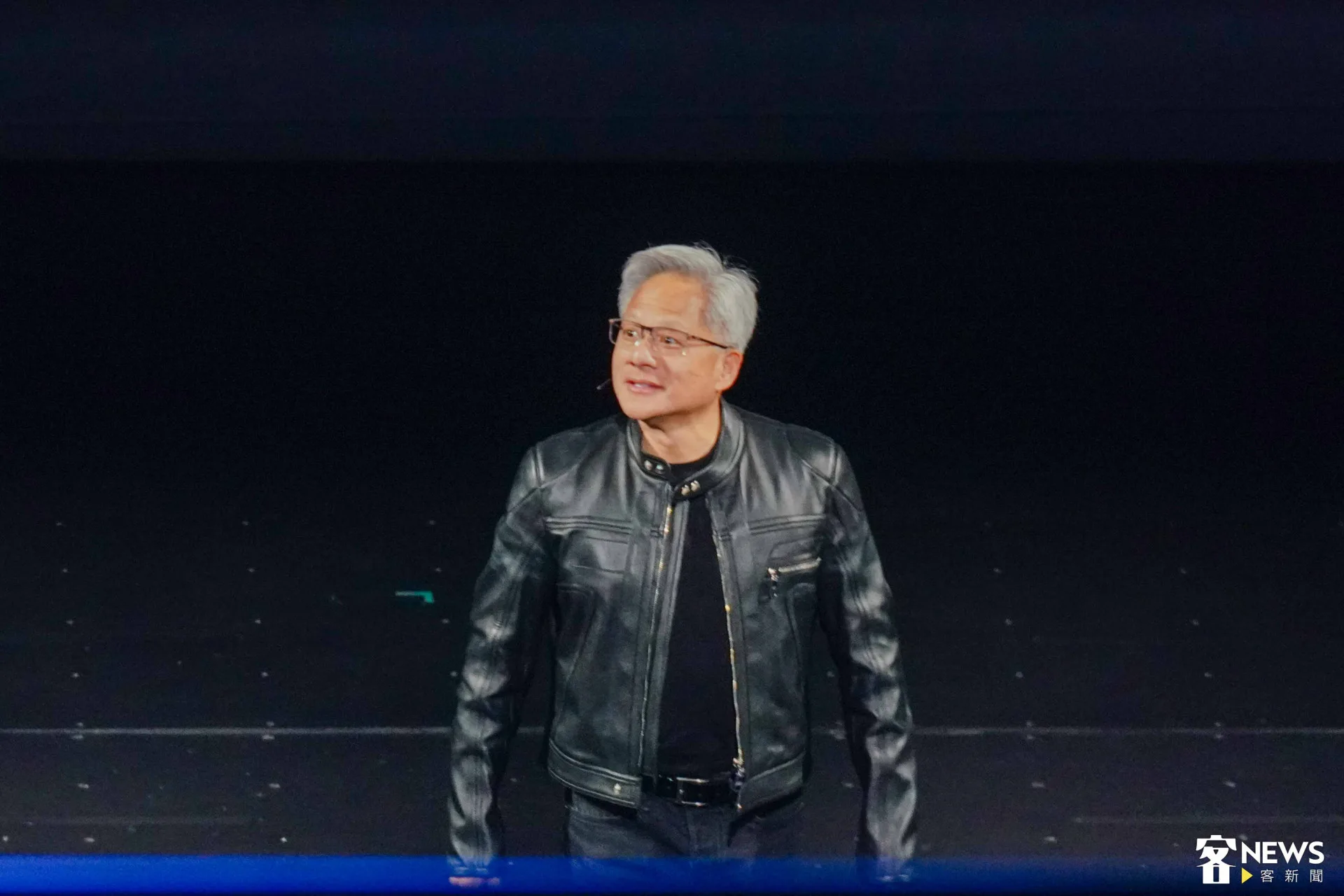 黃仁勳小跑步上台。朱愷元攝