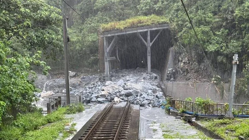 台鐵和仁到崇德間,昨天傍晚因大雷雨爆發坍方落石、土石泥流,中斷交通。翻攝畫面