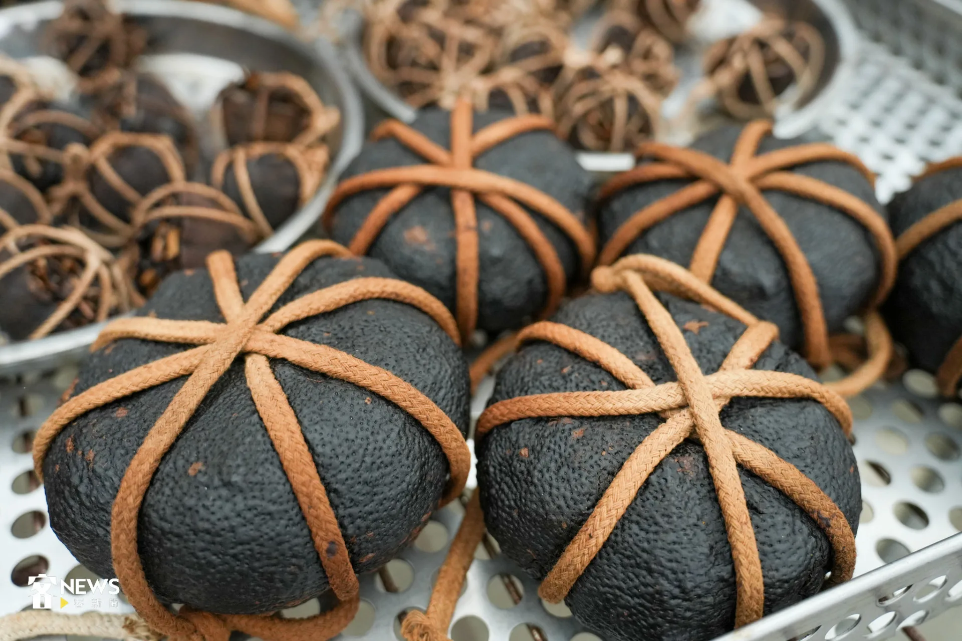 經過九次蒸曬，準備送入陳茶室的酸柑茶。蔡依璇攝