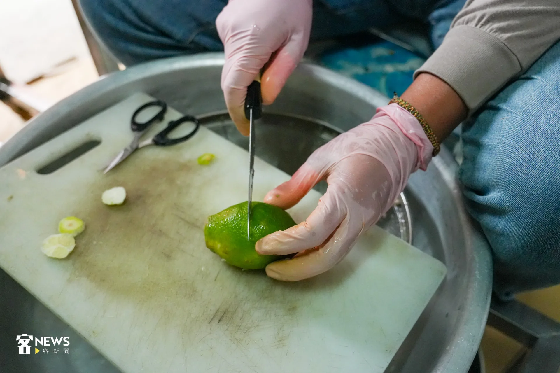 工人將檸檬剖半。蔡依璇攝